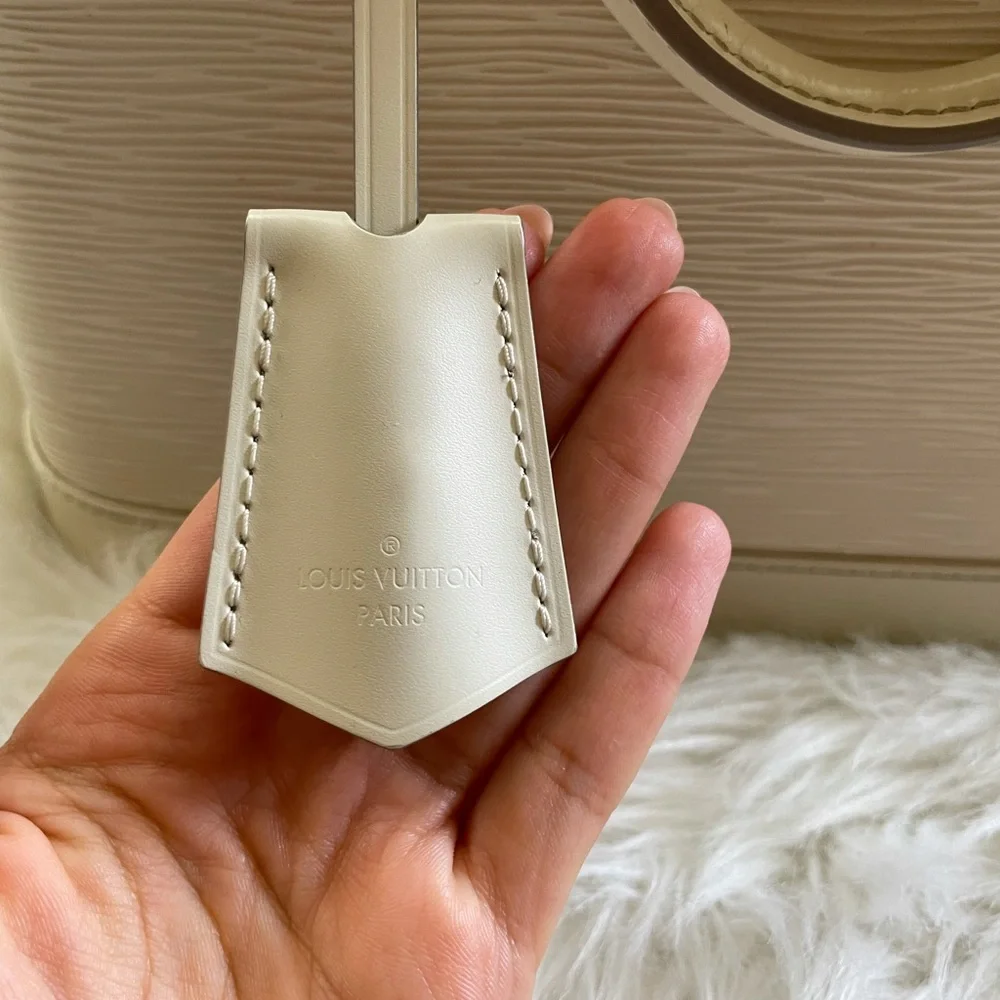 Louis Vuitton Alma Handbag in Cream